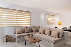 Pebble Luxury Suite by the Sea