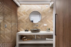 Pebble Luxury Suite by the Sea