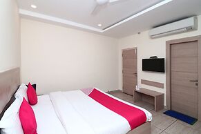 OYO 4477 City Square Hotel