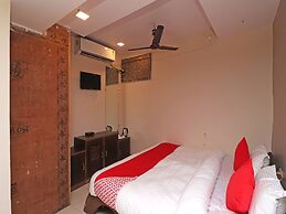 OYO 29345 Hotel Samrat