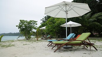 Sandyy Wavess Beach Resort