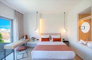 The City Hotel & Suites