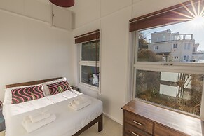 Waters Edge Apartment at Beach House