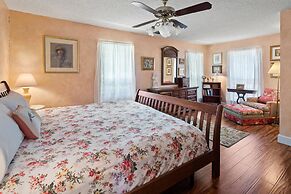 Casa Azul Cd 28920 3 Bedroom Home by RedAwning