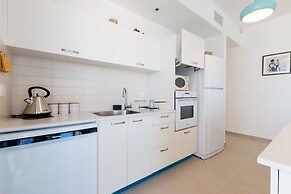 Artsy Modern Bright Apt in Bat Yam