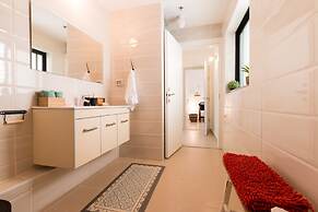 Artsy Modern Bright Apt in Bat Yam