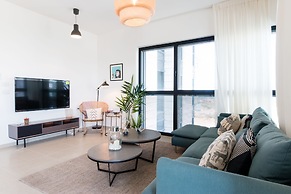 Artsy Modern Bright Apt in Bat Yam