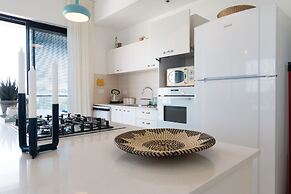 Artsy Modern Bright Apt in Bat Yam