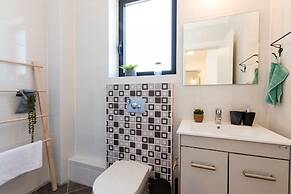 Artsy Modern Bright Apt in Bat Yam