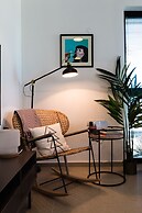 Artsy Modern Bright Apt in Bat Yam