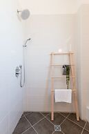 Artsy Modern Bright Apt in Bat Yam