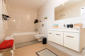 Artsy Modern Bright Apt in Bat Yam