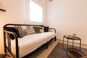 Artsy Modern Bright Apt in Bat Yam