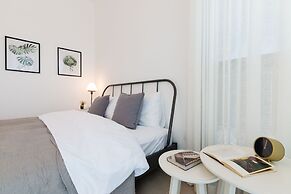 Artsy Modern Bright Apt in Bat Yam