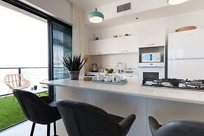 Artsy Modern Bright Apt in Bat Yam