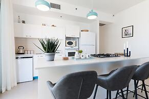 Artsy Modern Bright Apt in Bat Yam