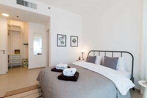 Artsy Modern Bright Apt in Bat Yam