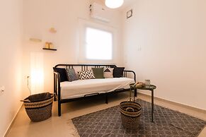 Artsy Modern Bright Apt in Bat Yam