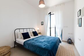 Artsy Modern Bright Apt in Bat Yam