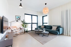 Artsy Modern Bright Apt in Bat Yam