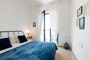 Artsy Modern Bright Apt in Bat Yam