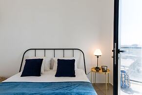Artsy Modern Bright Apt in Bat Yam