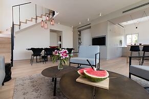 Live like Royalty in TLV DLX 2 Floor Apt