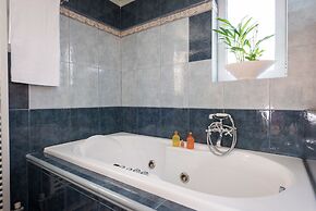 Steps to the Beach Spacious Home-Parking