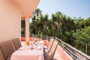 Steps to the Beach Spacious Home-Parking
