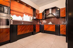 Steps to the Beach Spacious Home-Parking