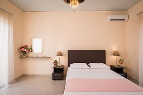 Steps to the Beach Spacious Home-Parking