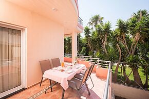 Steps to the Beach Spacious Home-Parking