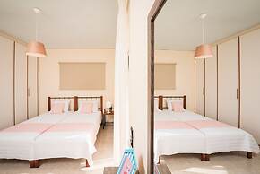 Steps to the Beach Spacious Home-Parking