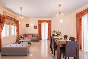 Steps to the Beach Spacious Home-Parking