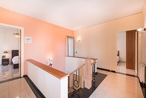 Steps to the Beach Spacious Home-Parking