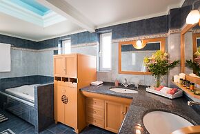 Steps to the Beach Spacious Home-Parking