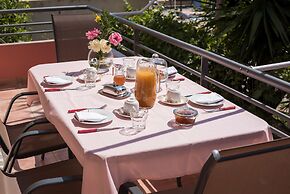 Steps to the Beach Spacious Home-Parking