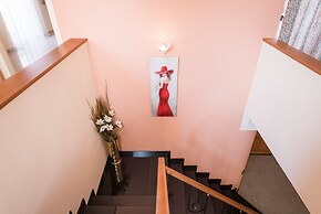 Steps to the Beach Spacious Home-Parking