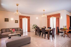 Steps to the Beach Spacious Home-Parking