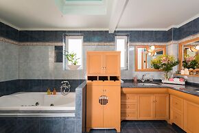 Steps to the Beach Spacious Home-Parking