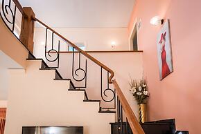 Steps to the Beach Spacious Home-Parking