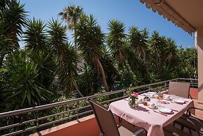 Steps to the Beach Spacious Home-Parking