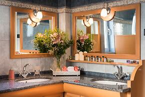 Steps to the Beach Spacious Home-Parking