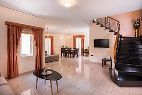 Steps to the Beach Spacious Home-Parking