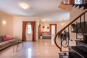 Steps to the Beach Spacious Home-Parking