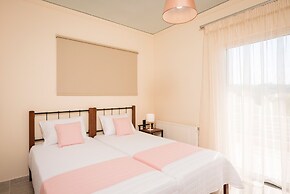 Steps to the Beach Spacious Home-Parking