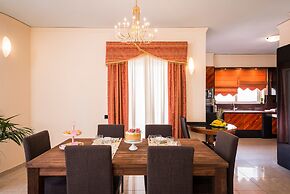 Steps to the Beach Spacious Home-Parking