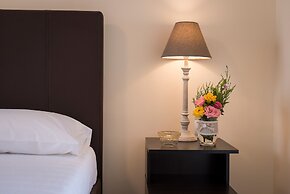 Steps to the Beach Spacious Home-Parking