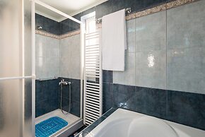 Steps to the Beach Spacious Home-Parking