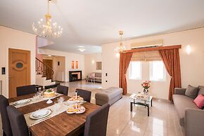 Steps to the Beach Spacious Home-Parking